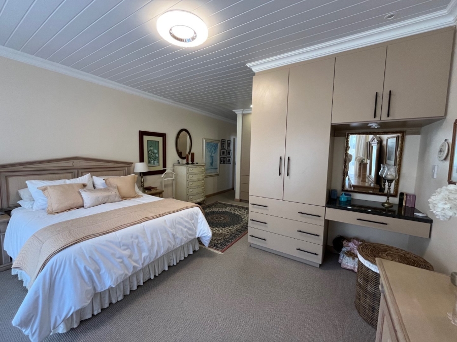 3 Bedroom Property for Sale in Outeniqua Strand Western Cape